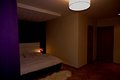 Noční pohled na rozsvícenou „oblohu“, osvětlení postele po bokách LED pásky usnadňuje orientaci v noci.
