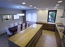 Na přání klienta jsme kuchyň vybavili luxusní žulovou deskou, stejně jako okenní parapety. Punc elegance dodávají zrcadla spolu s masivním stolem pro 8 osob.