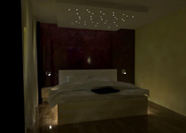 Noční pohled na rozsvícenou „oblohu“, kde je také vidět osvětlení postele LED pásky.