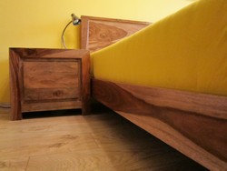 Palisandr má nejen krásnou a netradiční strukturu, ale je zároveň díky svým vlastnostem žádaný pro užití v interiéru. Těží se až po 100 letech růstu, díky tomu se jedná o velmi odolný a tvrdý materiál.